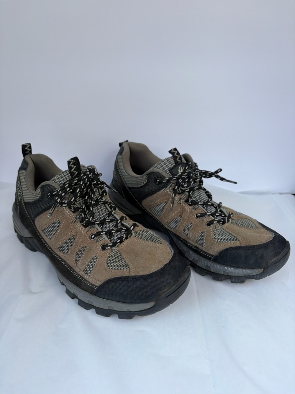 Itasca Outdoor Trail Sneakers in Brown and Black Men’s 7.5 or Woman’s 9.5